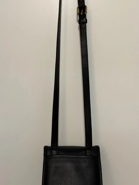 Vintage Coach Small Sidepack (#9978) Black Leather Handbag with Brass Turnlock - Picture 13 of 13